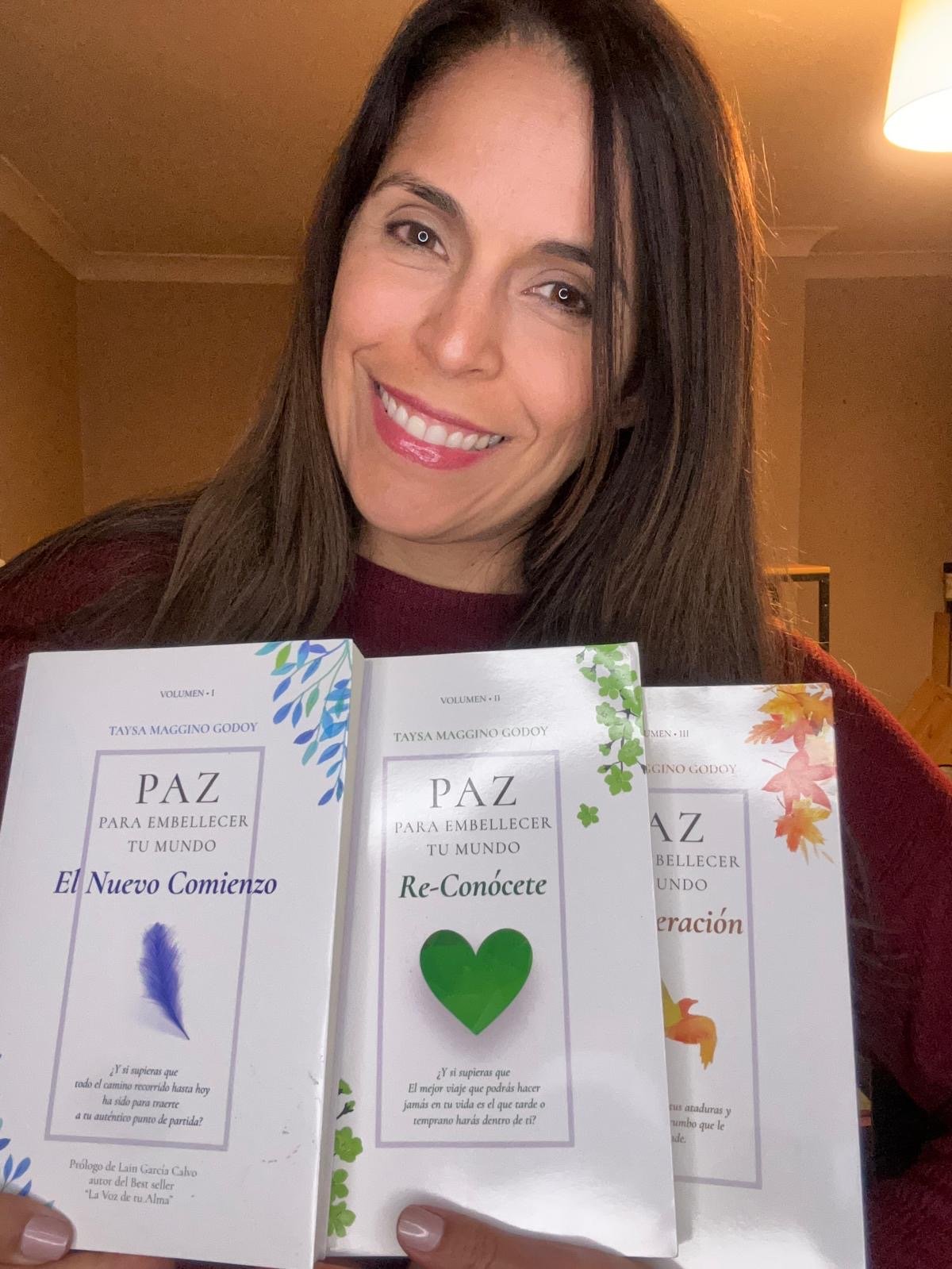 Taysa Maggino sosteniendo los tres volúmenes de su colección Paz para embellecer tu mundo