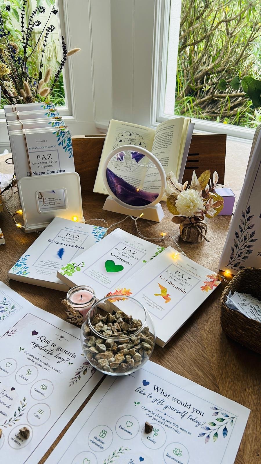 Mesa de uno de los encuentros de Taysa Maggino con los libros, las dinámicas y los materiales de trabajo